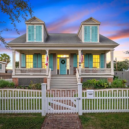 Villa Historic 1871 Coastal Breeze With Heated Pool - Restoring Galveston Exterior foto