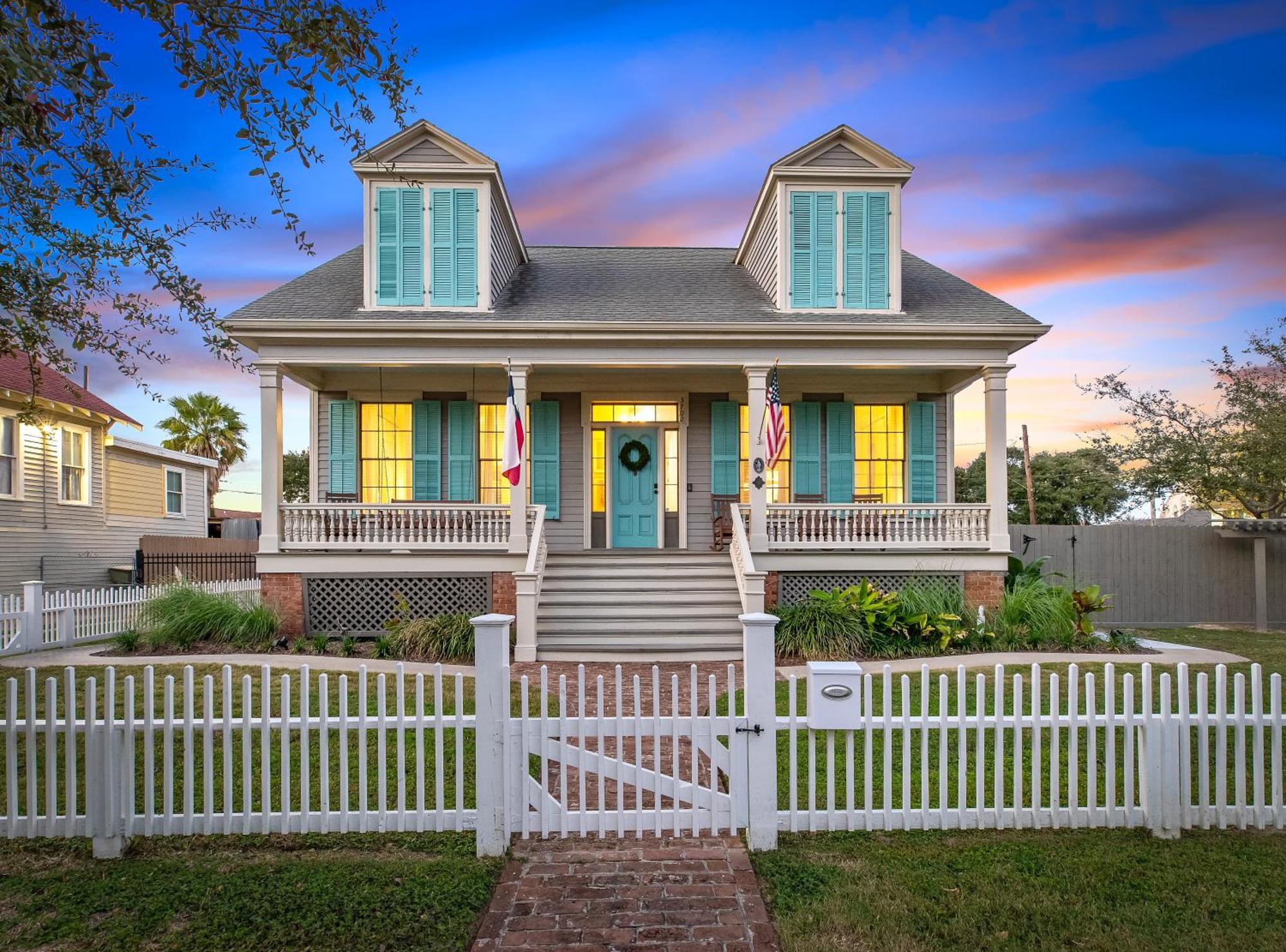 Villa Historic 1871 Coastal Breeze With Heated Pool - Restoring Galveston Exterior foto