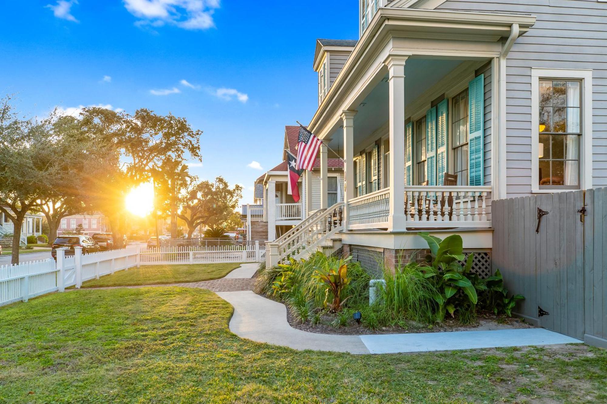 Villa Historic 1871 Coastal Breeze With Heated Pool - Restoring Galveston Exterior foto